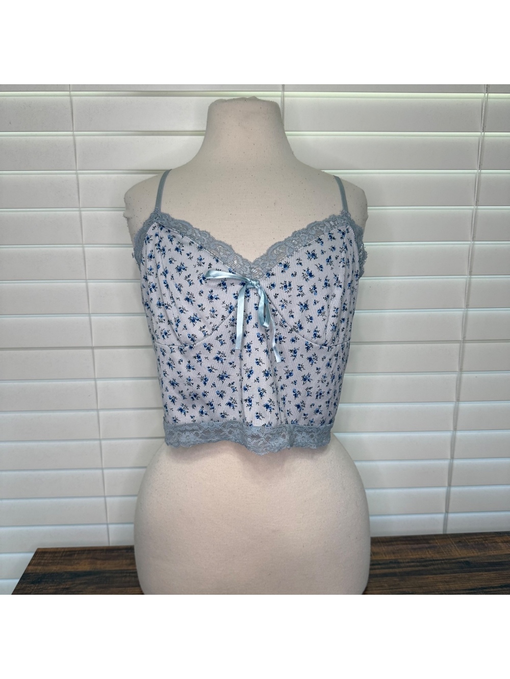 Romwe Floral Lace Trim Cropped Cami Top Size Large